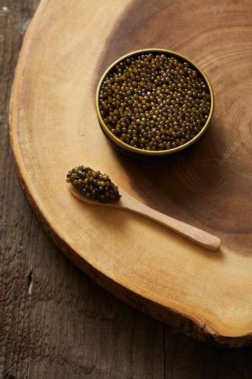 boite de caviar Kaviari avec une cueillère pleine de caviar