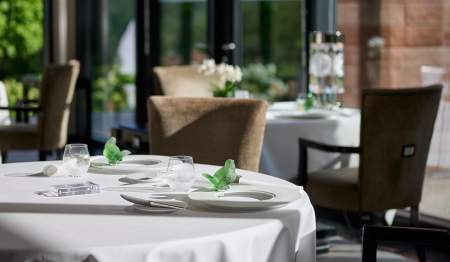 Table dressée avec de la verrerie Lalique dans la salle de restaurant de la Villa René Lalique