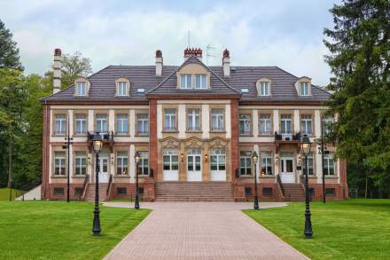 4-star Hotel Alsace · Château Hochberg · Wingen-sur-Moder, exterior