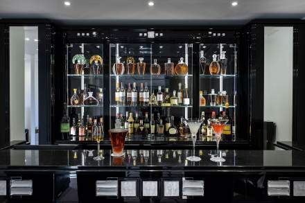 Die Lounge der Villa René Lalique · Bar im Elsass 