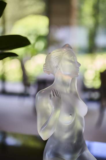 Sculpture en cristal Lalique dans le lobby de la Villa René Lalique
